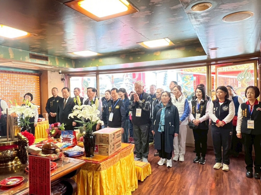 詹德薫日本東京媽祖廟董事長(左1)、張朝明基隆天顯宮主任委員(左2)、團長曽寶文  中華道教團體聯合總會 總會長(中)、林有德 台東天后宮董事長(前右2)、川野榮子 日本關西媽祖會 會長(前右1)