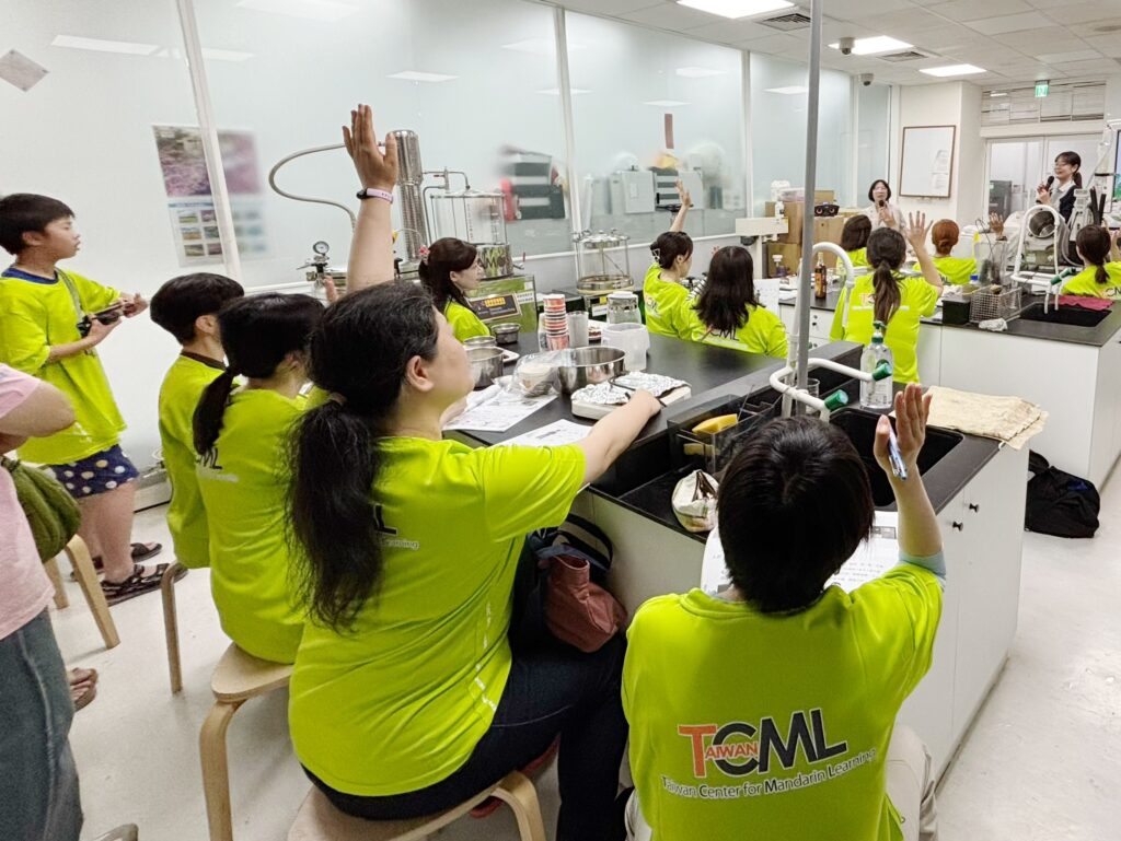 學員們到臺北醫學大學中藥製劑示範教室學習藥膳料理製作。