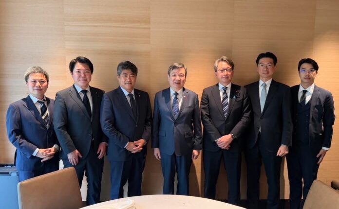 日本前數位大臣平將明（右3）、前內閣官房副長官木原誠二（左3）及前內閣府大臣政務官西野太亮（左2）3名眾議員29日訪臺，28日我設壯行宴歡送