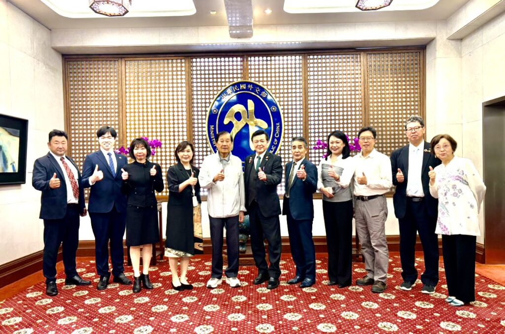 外交部で記念写真