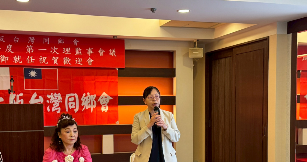 左：謝美香會長　右：僑務秘書黃麗婷