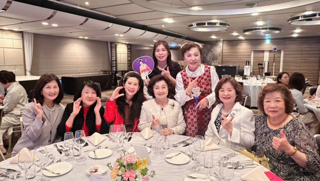 台胞盛裝出席門戸龍ニ晚餐秀