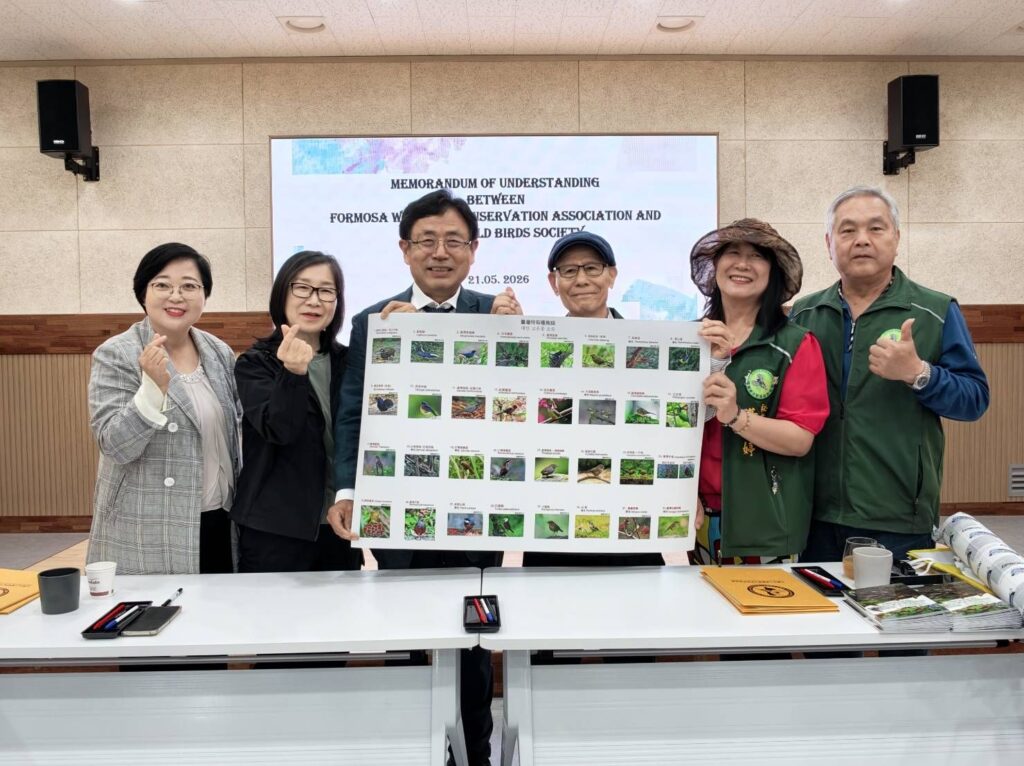 福爾摩沙野鳥保育協會王國衍先生致贈韓國鳥會，東方白鸛保育中心及禮山郡長臺灣32種特有種野鳥精美海報