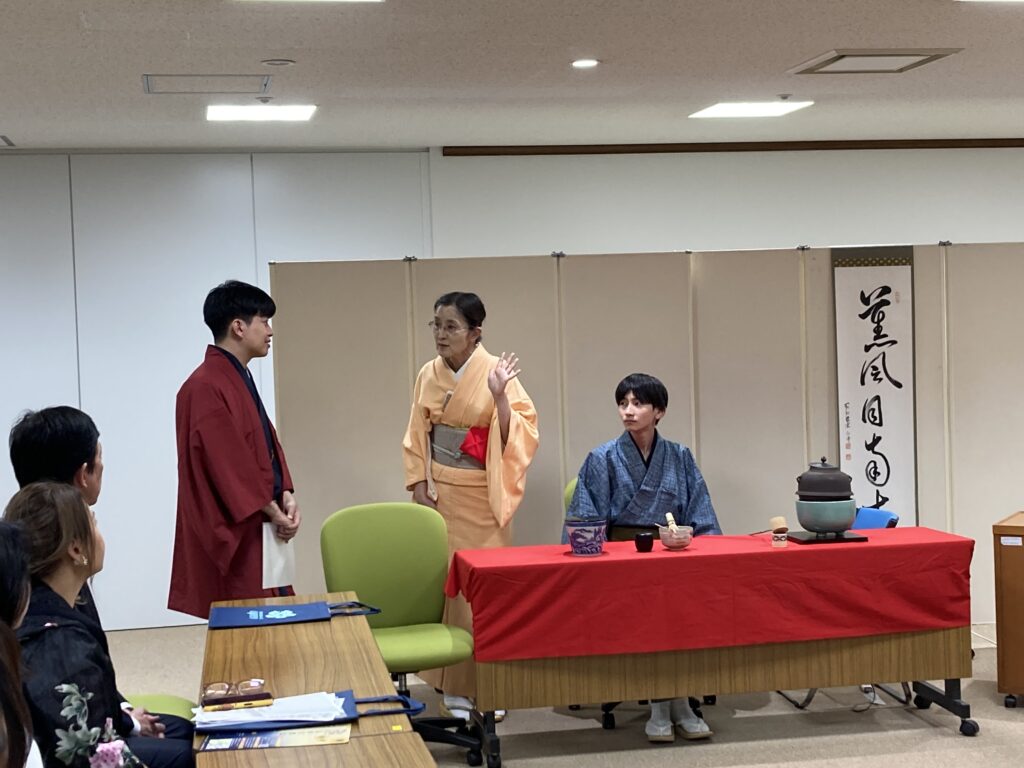 志村教授講授日本茶道作法