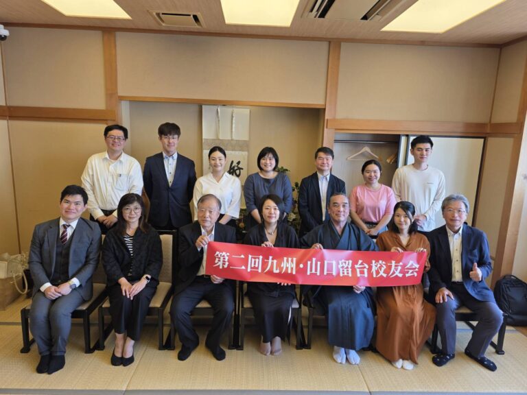 第二屆校友會合影柿本麻弥會長（前面中間）
