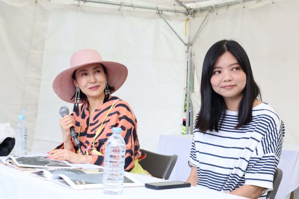 活動首日繪本舞台活動是繪本朗讀，由林廉恩、一青窈交互以中文說故事