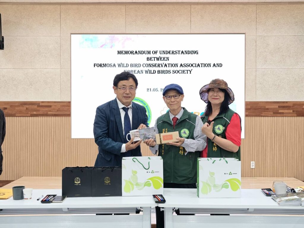 福爾摩沙野鳥保育協會理事長王國衍先生致贈Korean wild birds society Kwak Ho Kyung Representative 協會商品馬克杯，野鳥小包及臺灣知名鳳梨酥