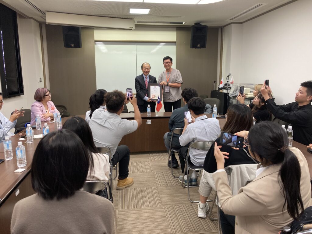 参訪團代表彰化縣政府致贈感謝狀給福岡辦事處
