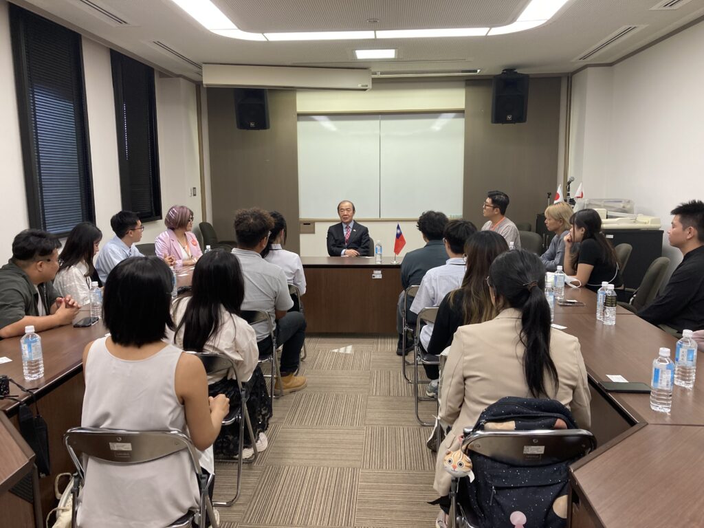陳總領事與参訪團座談