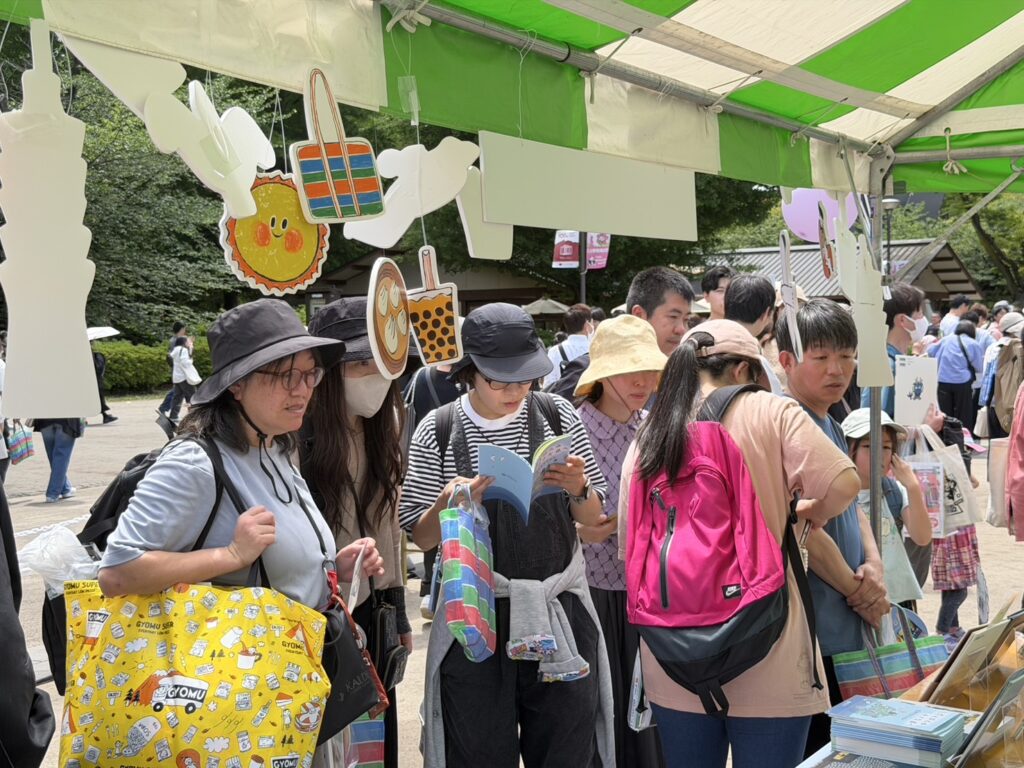 參觀台灣繪本攤位的人潮