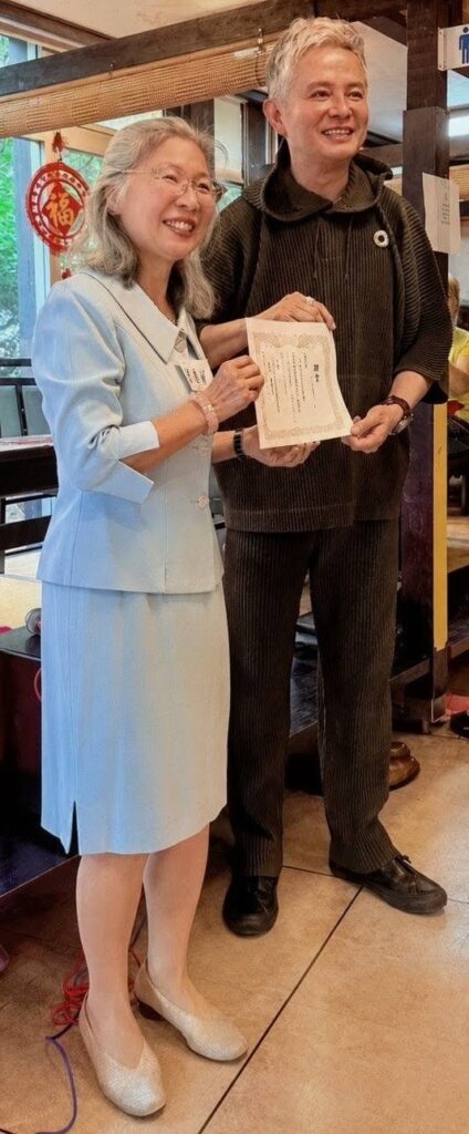 頒發總務委員長聘書(左：會長陳惠貞、右：李承芳)