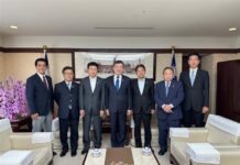 李逸洋駐日代表（中央）と北村晴男衆院議員（左から3人目）、石平参院議員（右から2人目）＝石平氏のXから