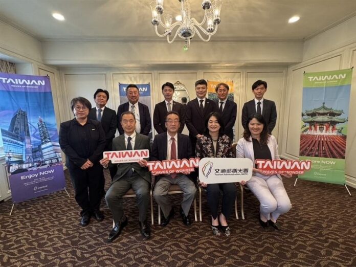 訪日し日本人観光客の誘致を図った陳玉秀観光署長(前列右から2人目)=交通部観光署提供 訪日し日本人観光客の誘致を図った陳玉秀観光署長(前列右から2人目)=交通部観光署提供
