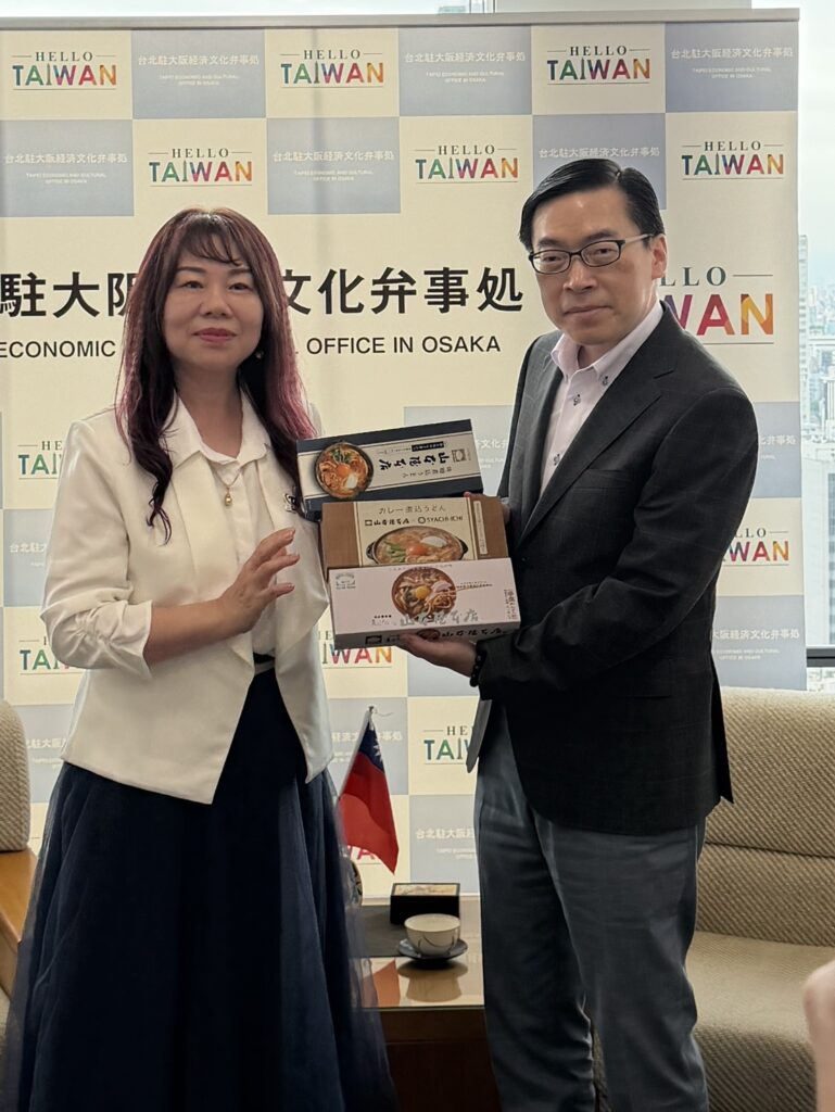 正田會長贈送范處長地方名產