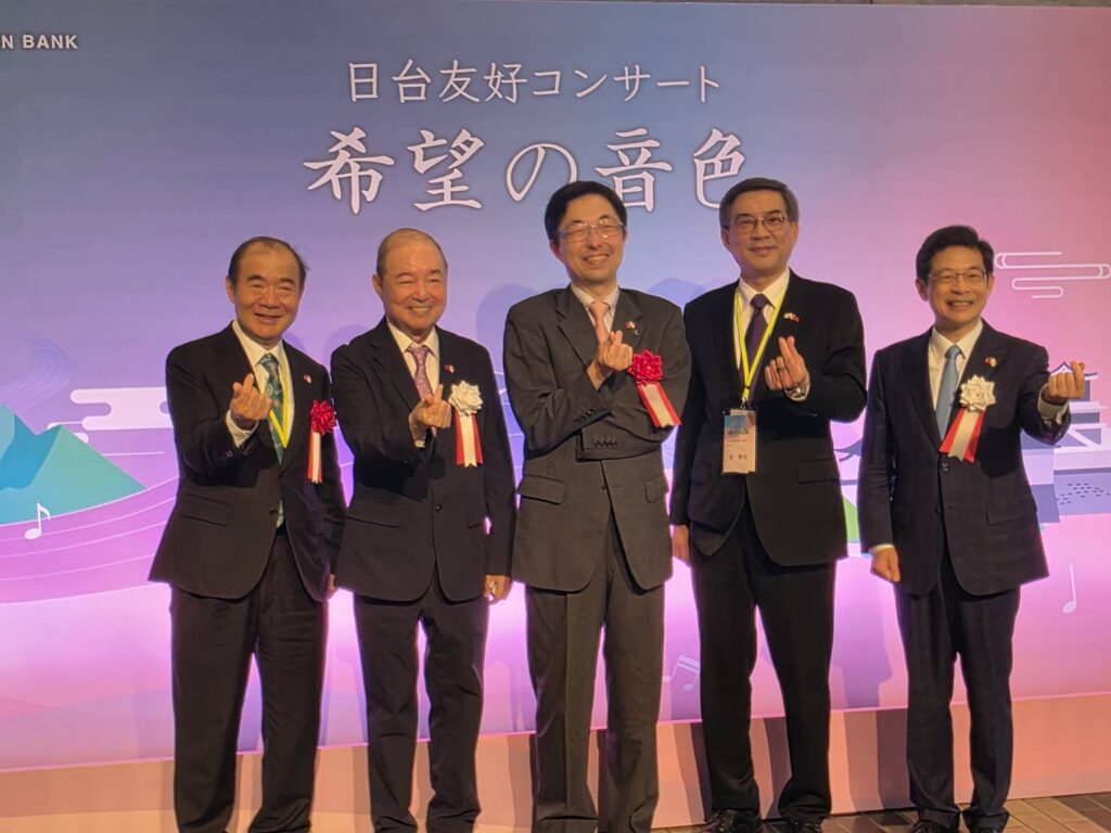 由左至右陳處長、黃創辦人、木村知事、周副代表、黃董事長