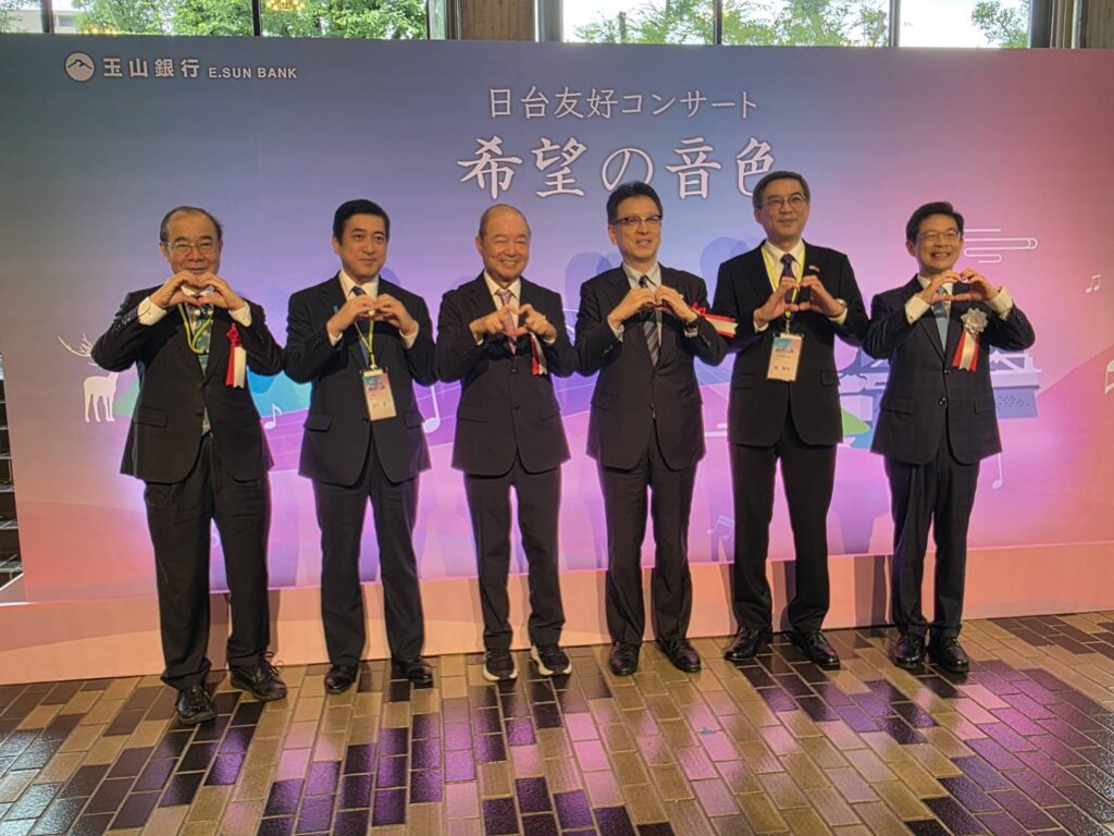 由左至右陳處長、鹽田知事、黃創辦人、大西市長、周副代表、黃董事長