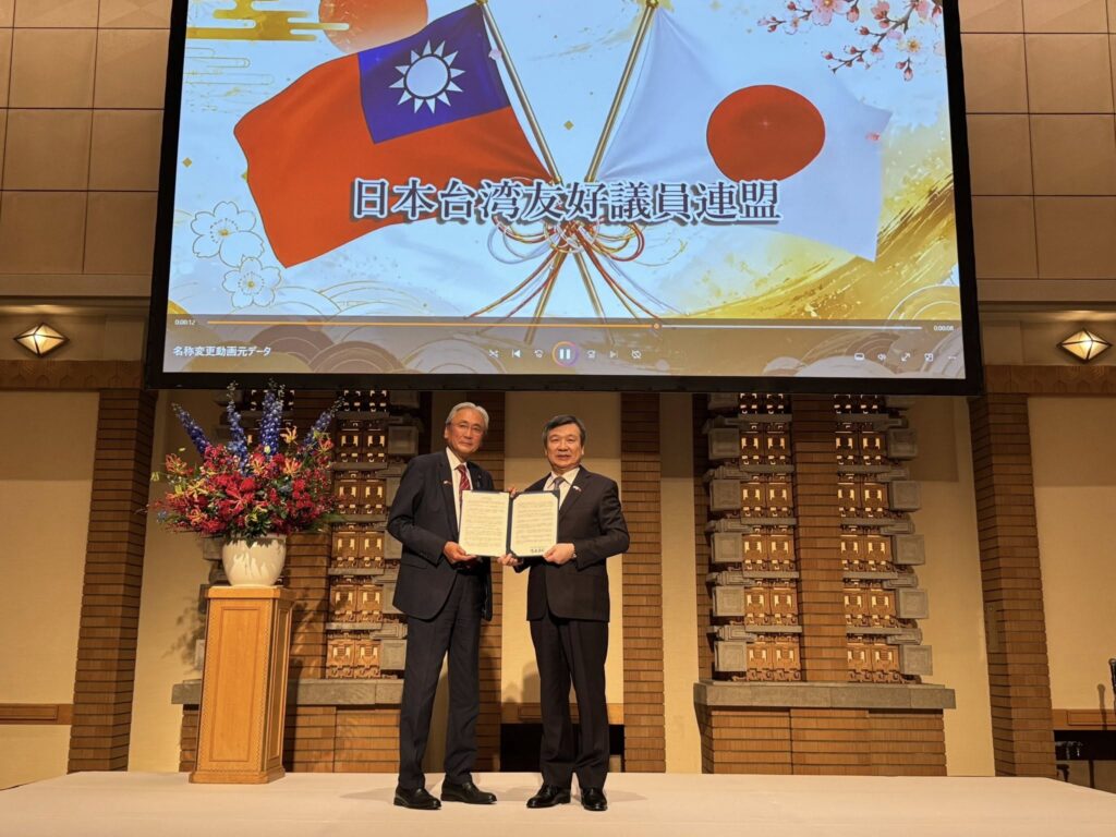 日台友好議連會長古屋圭司交給台北駐日經濟文化代表處代表李逸洋今年友台年度方針(圖/駐日代表李逸洋FB)