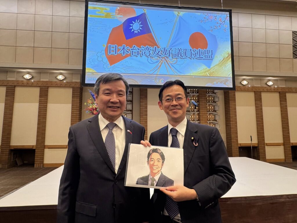 漫畫家參議員赤松健得知贈給賴總統的畫作獲珍惜,倍感開心(圖/駐日代表李逸洋FB)
