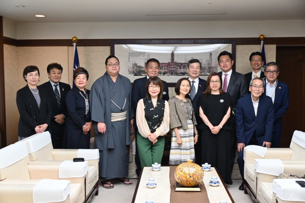 東白龍臺灣後援會成員林月理僑務委員(前排中央)、埼玉臺灣總會會長羅碧玲(左1)、埼玉台灣總會理事林秀音(左3)、臺灣新聞社社長錢妙玲(前排右2)