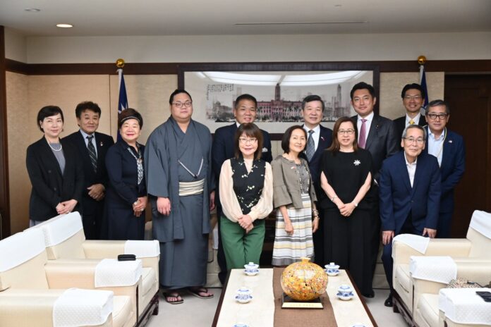 東白龍臺灣後援會成員林月理僑務委員(前排中央)、埼玉臺灣總會會長羅碧玲(左1)、埼玉台灣總會理事林秀音(左3)、臺灣新聞社社長錢妙玲(前排右2) 東白龍臺灣後援會成員林月理僑務委員(前排中央)、埼玉臺灣總會會長羅碧玲(左1)、埼玉台灣總會理事林秀音(左3)、臺灣新聞社社長錢妙玲(前排右2)