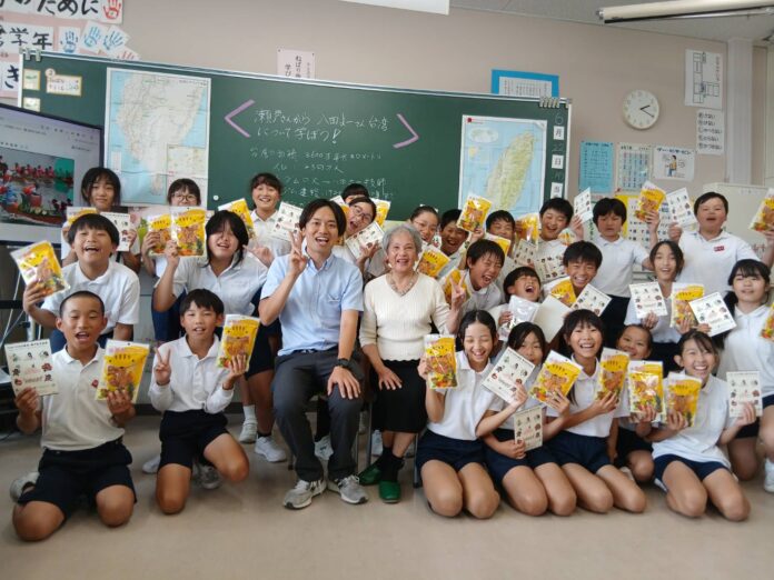 與學生合照、中:瀬戸淑枝(姜淑枝)女士 與學生合照、中:瀬戸淑枝(姜淑枝)女士