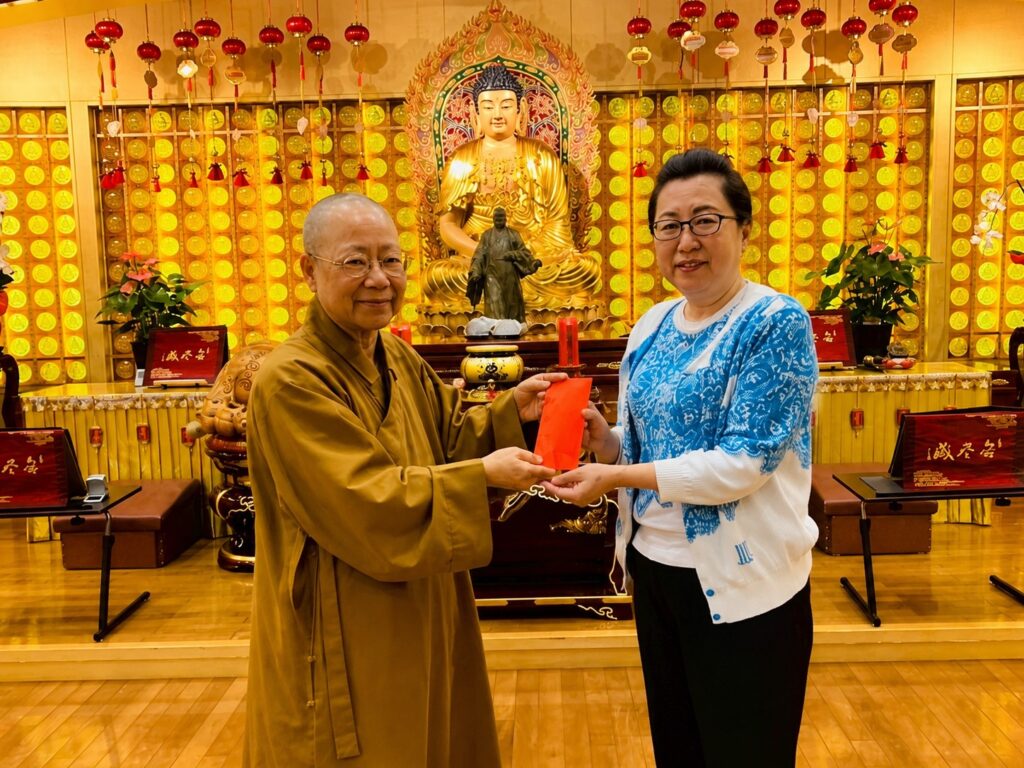 致贈禮金予佛光山，左：覺用法師，右：錢妙玲會長