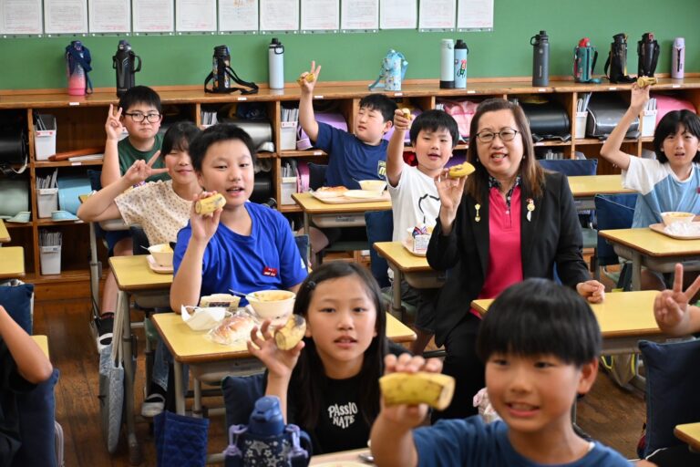 台湾バナナ寄贈で結ばれる甲佐町と台湾の友情(日本語、中文)