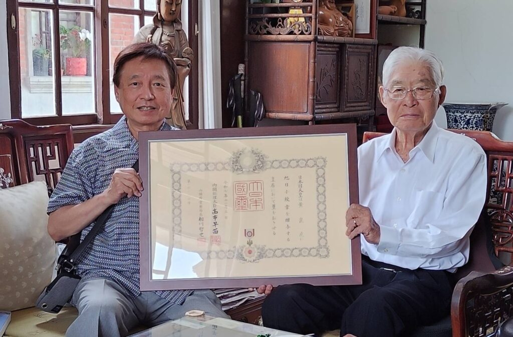 台南を訪れ、黄崑虎先生の「旭日小綬章」受章を心よりお祝い申し上げました。