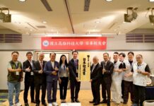 高科大日本校友會正式成立 串聯旅日校友力量 開啟臺日交流新篇章 左3蔡明耀、左5馮燕華副會長、左6吳忠信校長(拿校友會牌)、右6黃俊銘會長(拿校友牌)、右5楊敏政副會長