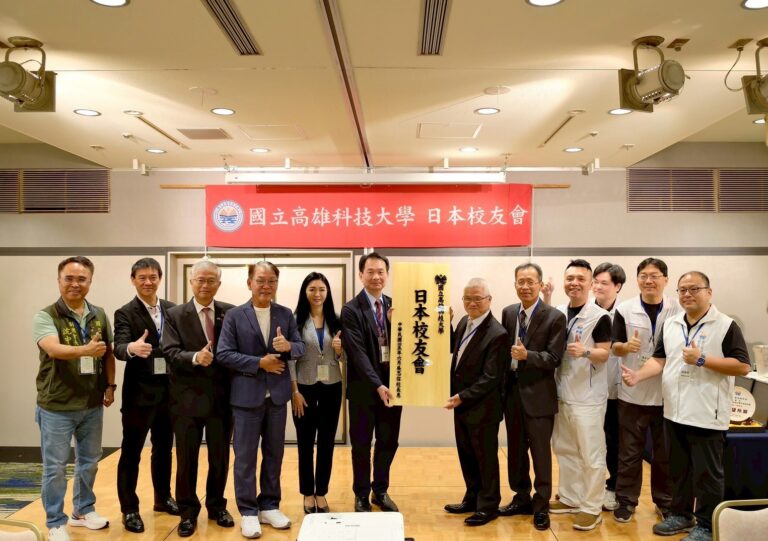 左3蔡明耀、左5馮燕華副會長、左6吳忠信校長（拿校友會牌）、右6黃俊銘會長（拿校友牌）、右5楊敏政副會長