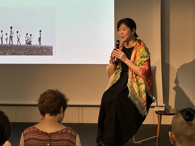 栖來光老師與日本讀者分享《人與土地》的故事(台灣文化中心提供)