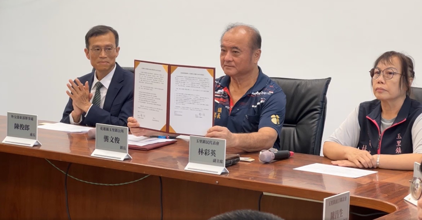 龔鎮長出示約本