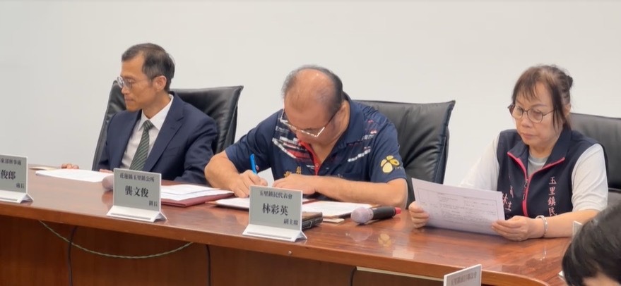 龔鎮長簽約