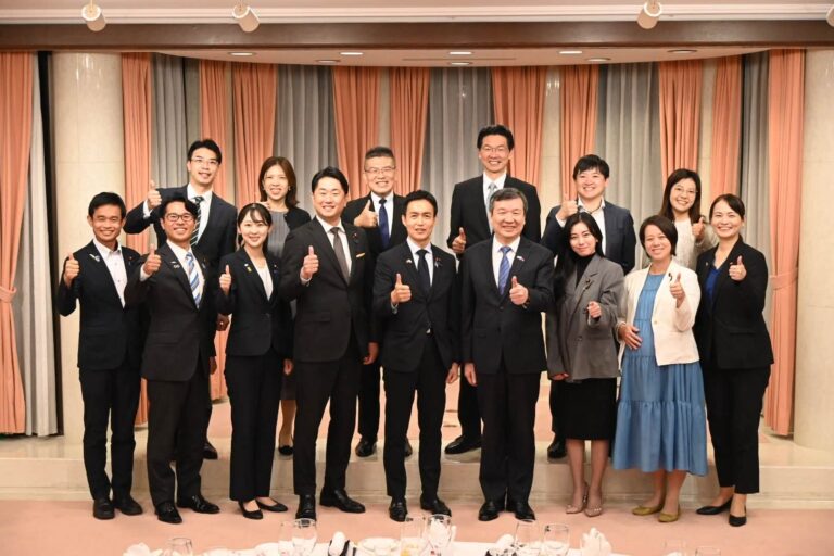 自民党青年局の新人議員が代表処訪問　李代表「AI・半導体分野で日台戦略協力をさらに深化」(日本語、中文)