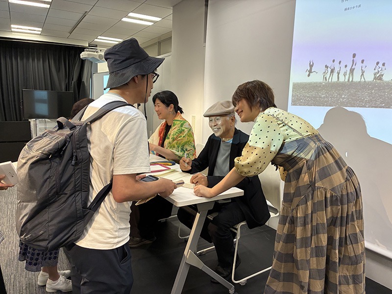 阮義忠幫讀者簽書(台灣文化中心提供)