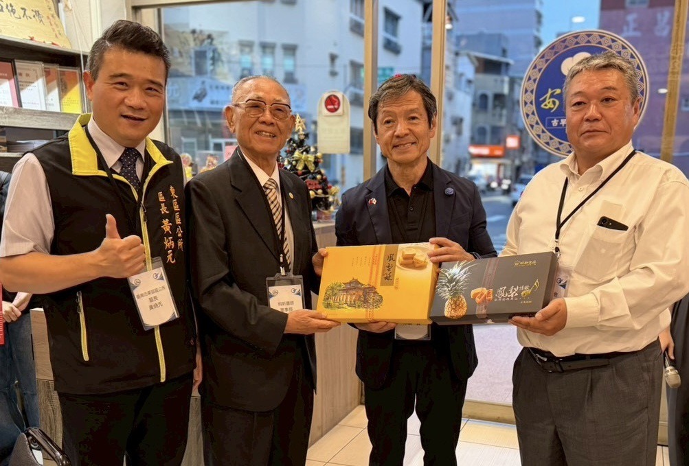 台南市東區區長黃炳元(左一)致贈日本熊本縣菊池市長江頭實(右二)台灣特色伴手禮，象徵兩地友誼持續深化。(東區區公所提供)