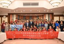 駐日副代表周學佑與高醫大聲樂社團員及台醫人合同音樂會執行部成員等乙行合影