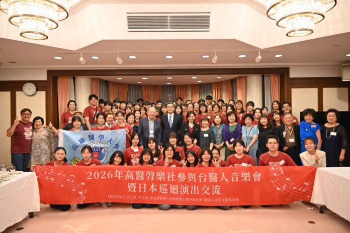 駐日副代表周學佑與高醫大聲樂社團員及台醫人合同音樂會執行部成員等乙行合影
