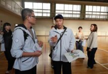 台湾代表のサポート拠点が設置される旧名古屋市立御園小学校を視察する李洋・運動部長（手前右）（写真提供：中央社）