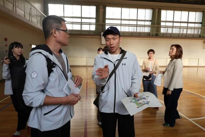 台湾代表のサポート拠点が設置される旧名古屋市立御園小学校を視察する李洋・運動部長(手前右)(写真提供:中央社) 台湾代表のサポート拠点が設置される旧名古屋市立御園小学校を視察する李洋・運動部長(手前右)(写真提供:中央社)