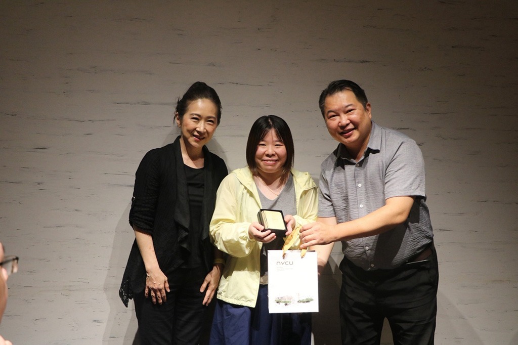 國立陽明交通大學教職員合唱團指揮王郁馨（左）與台灣國際美食創新交流協會副理事長邱任遠（右）、副會長游巧芸（中）合照