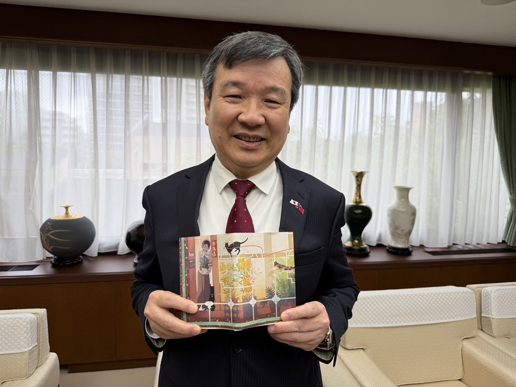 李逸洋大使特別親自為本次展覽活動之書衣宣傳(臺灣文化中心提供)