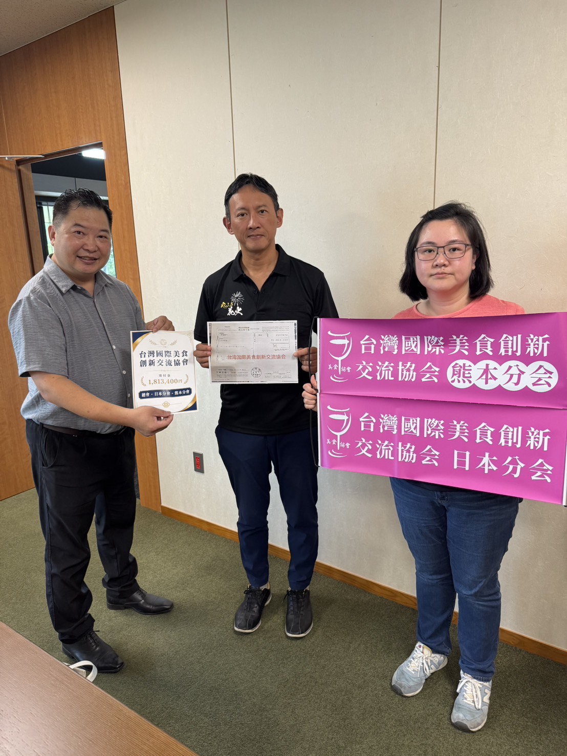 八代市捐款（左：邱任遠副會長、中：小野泰輔市長）