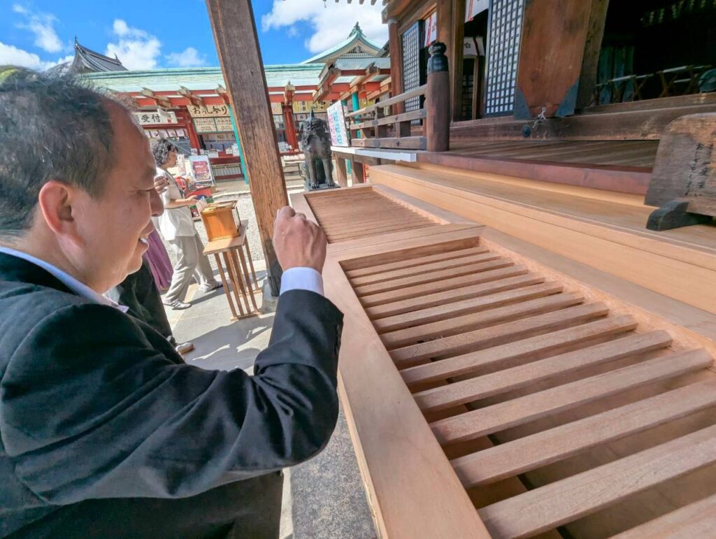 が防府天満宮の台湾檜の賽銭箱