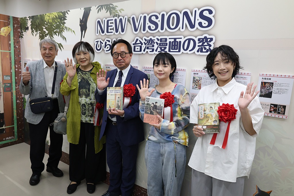 臺灣文化中心主任曾鈐龍(中)、臺灣漫畫家高妍(右2)、南南日(右1)、日本漫畫家協會理事長里中滿智子(左2)、手塚製作公司代表取締役社長松谷孝征(左1)於淳久堂書店展區合影(臺灣文化中心提供)
