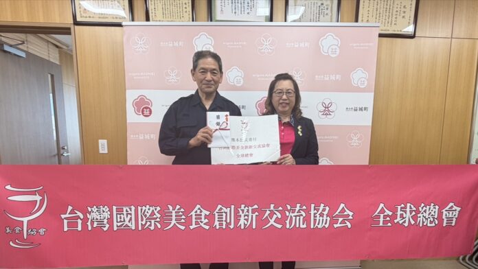 益城町捐款（左：西村博則町長、右：錢妙玲會長）