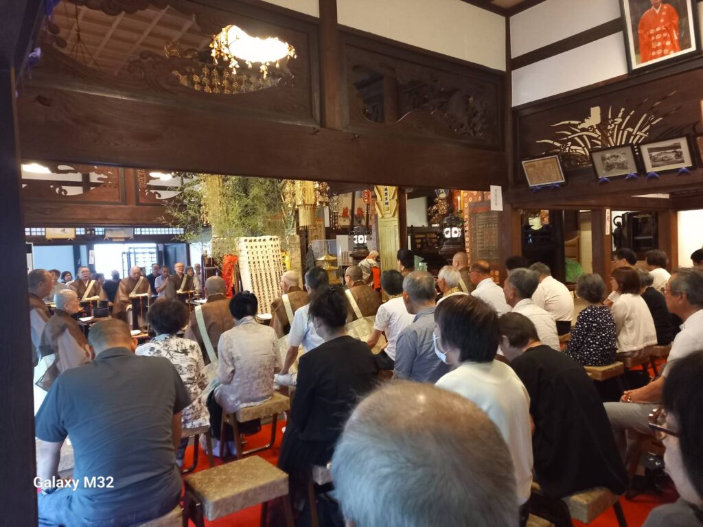 僧侶們參與施餓鬼会的照片