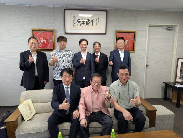 丸久本社訪問ピンクの服が田中会長、右端の上が長尾取締