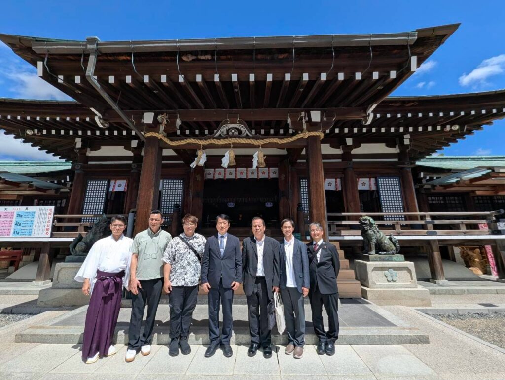 が防府天満宮集合写真で左端が宮司
