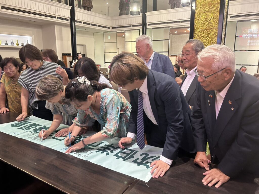 會後與會者紛紛簽名表示支持沈伯洋候選人